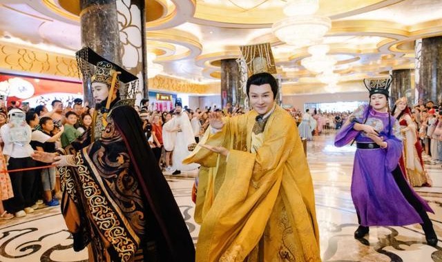 “李世民”在景区跳科目三